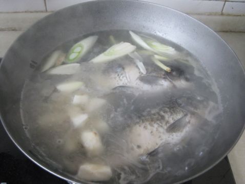 马蹄豆腐鲫鱼汤菜谱图解