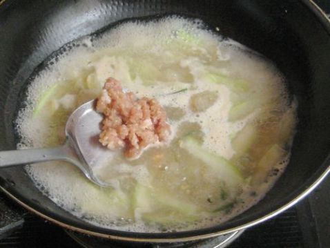西瓜皮碎肉汤的家常做法
