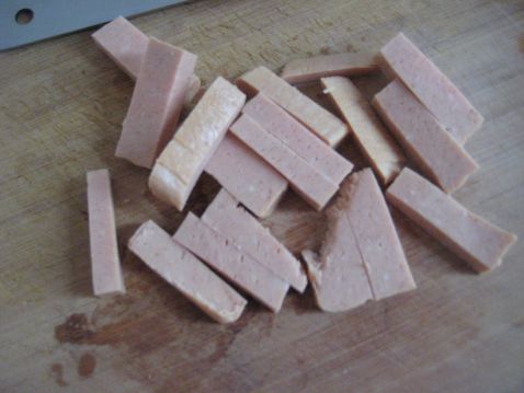 午餐肉莴笋叶炒面的做法图解