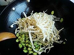 蚕豆金针豆腐汤的简单做法