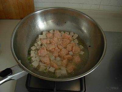 鲜虾丸炖豆腐菜谱图解