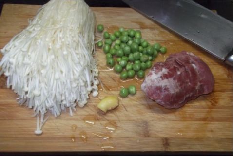 金针菇豌豆肉片汤菜谱图解