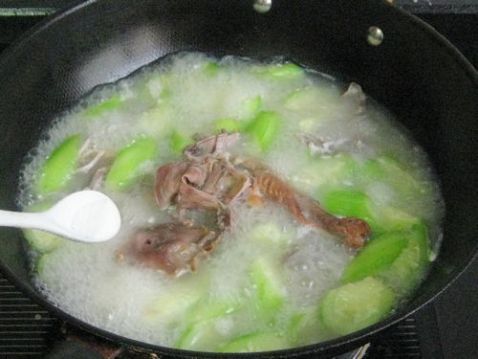 烤鸭架子丝瓜汤的简单做法