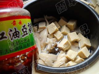 腊味菇耳冻豆腐怎么做