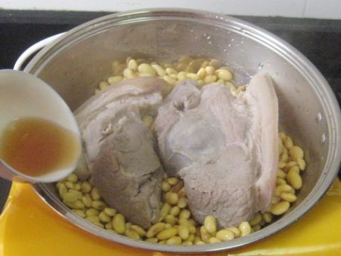 咸猪腿肉炖黄豆怎么煮