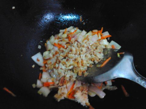 洋葱目鱼拌糯米饭菜谱图解