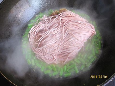 豇豆排骨焖面菜谱图解