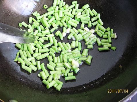 豇豆排骨焖面菜谱图解