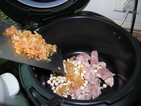 莲子干贝瘦肉汤的简单做法