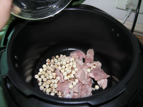 莲子干贝瘦肉汤的家常做法