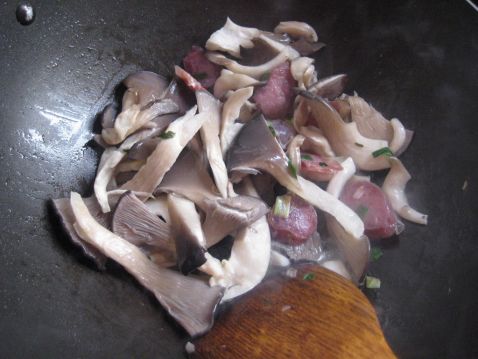 腊肠平菇烧豆腐菜谱图解