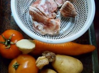红萝卜猪骨土豆番茄汤菜谱图解