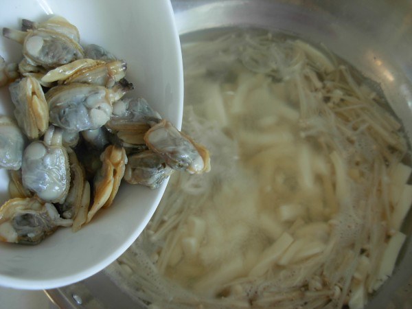 白胡椒花蛤金针豆腐汤怎么做
