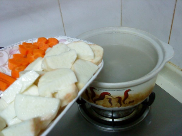 淮山胡萝卜红枣排骨汤的做法图解