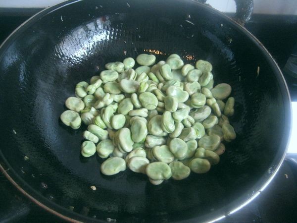 酸菜炒蚕豆的家常做法