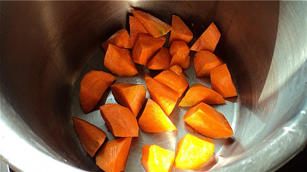 红萝卜小白菜干汤的家常做法