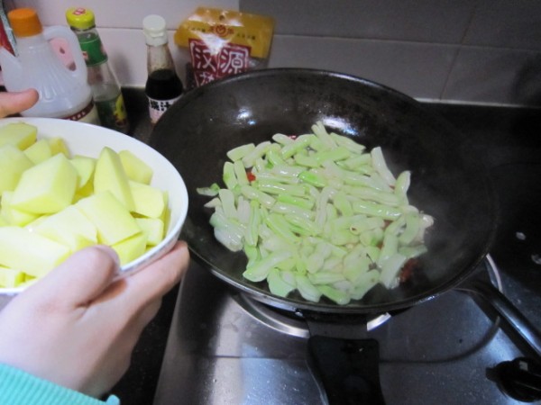 鲜土豆煸炒芸豆怎么吃
