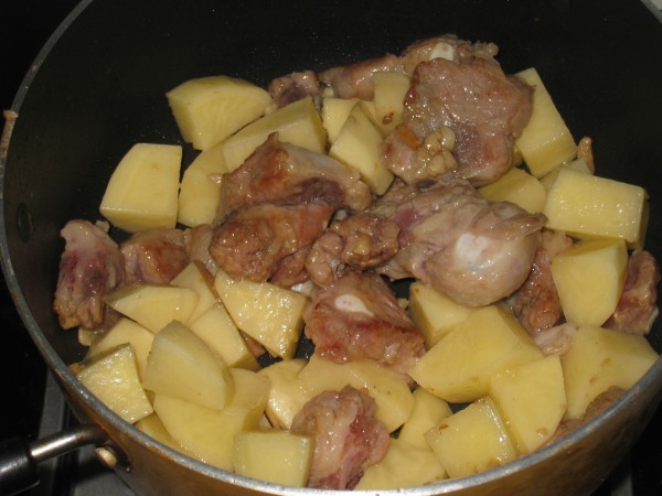 五香排骨焖土豆的简单做法