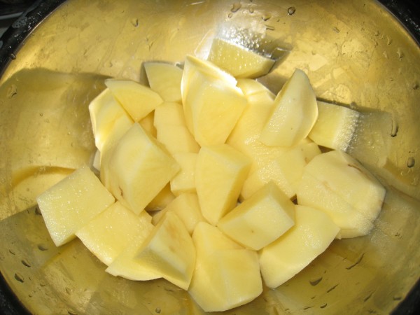 五香排骨焖土豆的做法图解