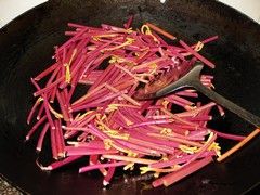 猪肉炒蕨菜的简单做法