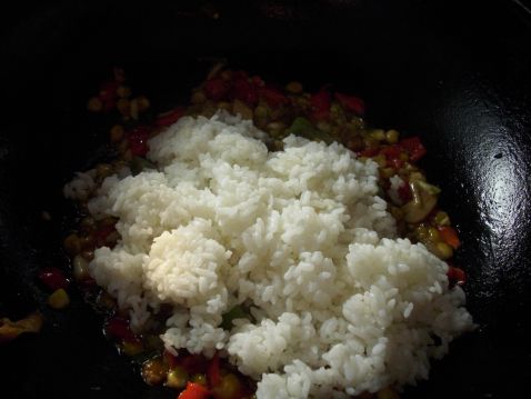 玉米粒炒鸡蛋米饭菜谱图解