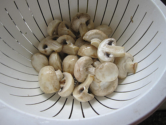 蘑菇对半切开之后开水焯待用 小鸡用十三香,生抽,白糖,生粉腌好待用