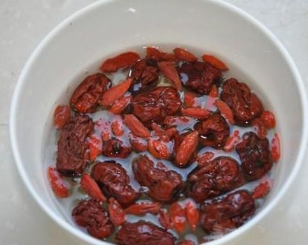 金针菇红枣枸杞汤的做法图解