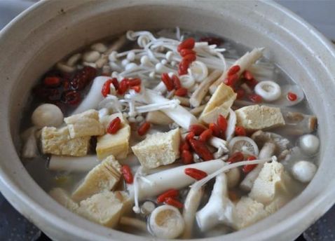 金针菇红枣枸杞汤的简单做法