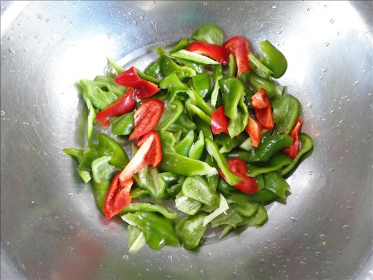 把青红椒用刀削成小块 准备好葱,姜,蒜,辣椒备用 锅坐火上,入油加葱