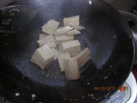 鸡丁豆腐炒香菇菜谱图解