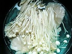 萝卜菌菇大骨汤菜谱图解
