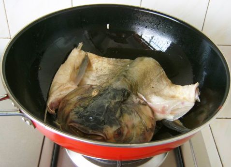 鳙鱼头豆腐汤的简单做法
