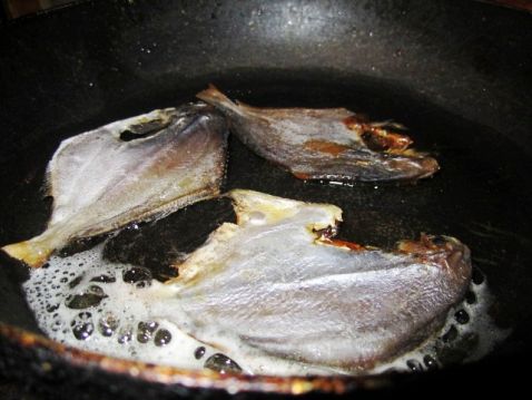 油煎咸鱼的简单做法