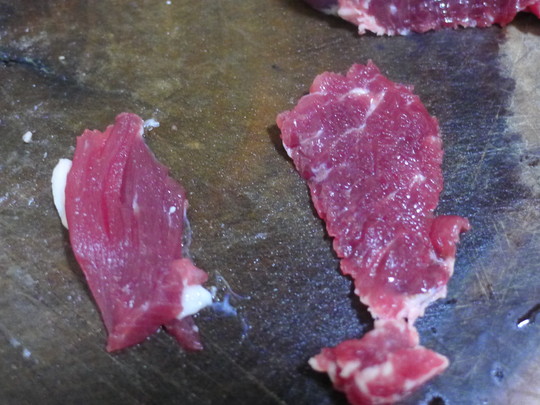 切好的牛肉加入剁碎的生姜再加入除了盐以外的所有调料腌牛肉