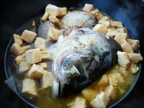 胖头鱼炖冻豆腐的简单做法