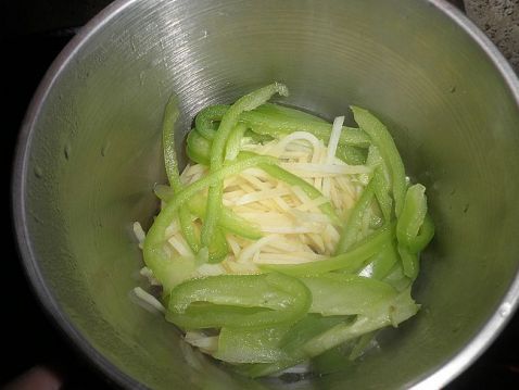 青椒拌土豆丝菜谱图解