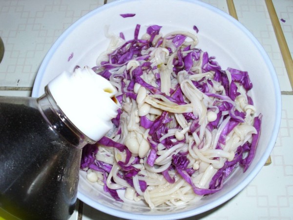 泡椒金针菇拌紫甘蓝怎么做