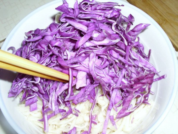 泡椒金针菇拌紫甘蓝怎么吃