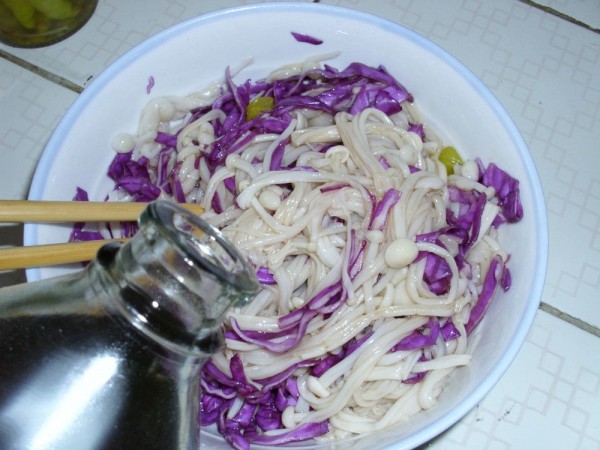 泡椒金针菇拌紫甘蓝菜谱图解