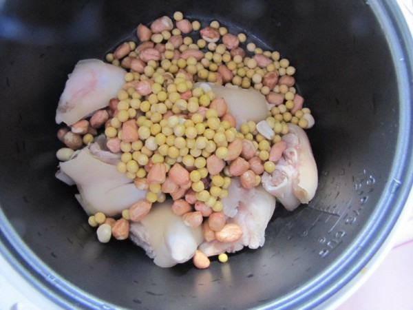 黄豆花生猪蹄汤的做法图解