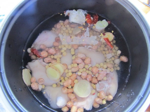 黄豆花生猪蹄汤的简单做法