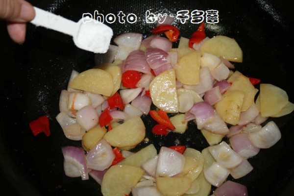 洋葱土豆炒火腿肠怎么吃