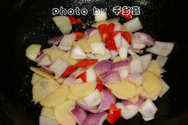 洋葱土豆炒火腿肠的简单做法