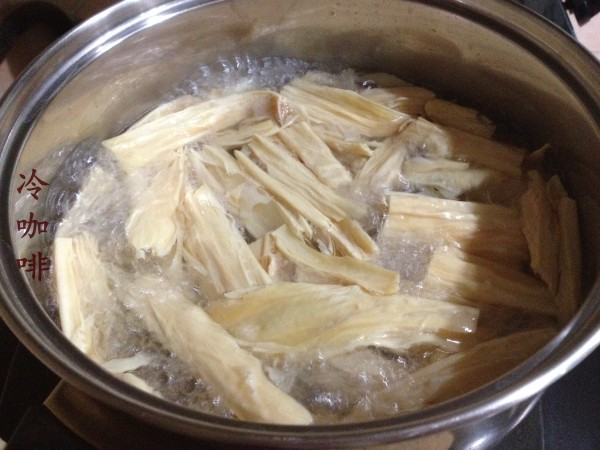 炝拌腐竹花生米的家常做法