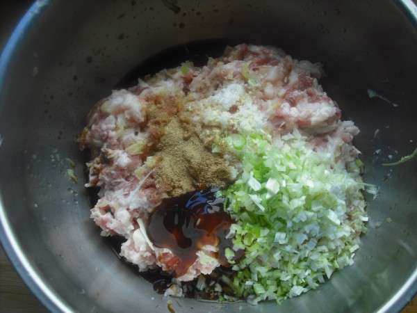 酸菜猪肉蒸饺怎么吃