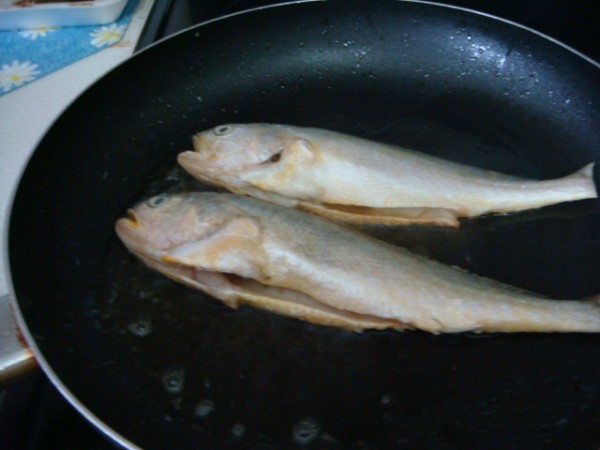 酸豆角焖黄花鱼的简单做法