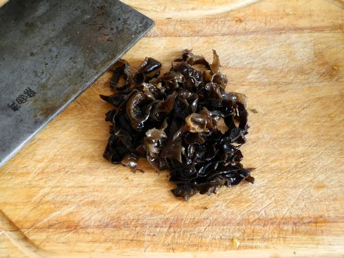 西红柿海米蘑菇汤的家常做法