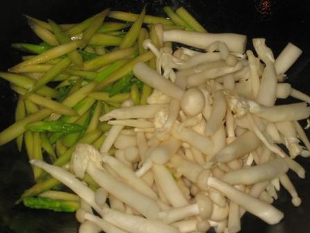 海鲜菇炒芦笋怎么煮