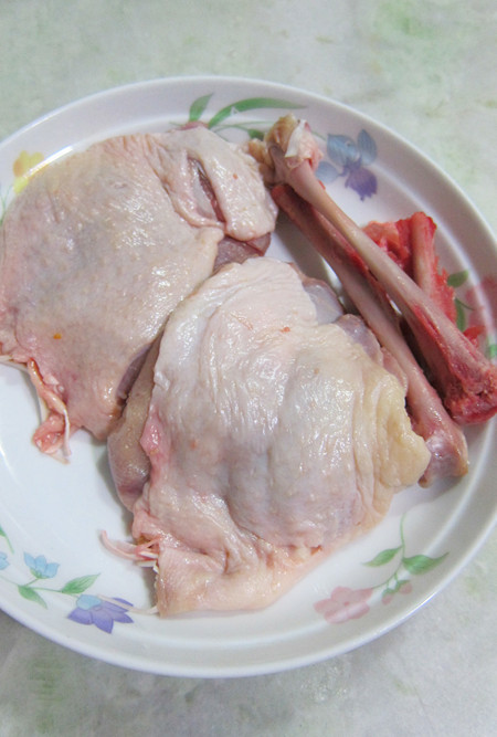 这样是为了更入味,煎的时候也容易熟 处理好的鸭腿肉用姜粉,大蒜粉