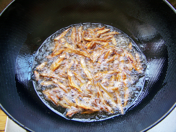 韭菜花炒火焙鱼的简单做法